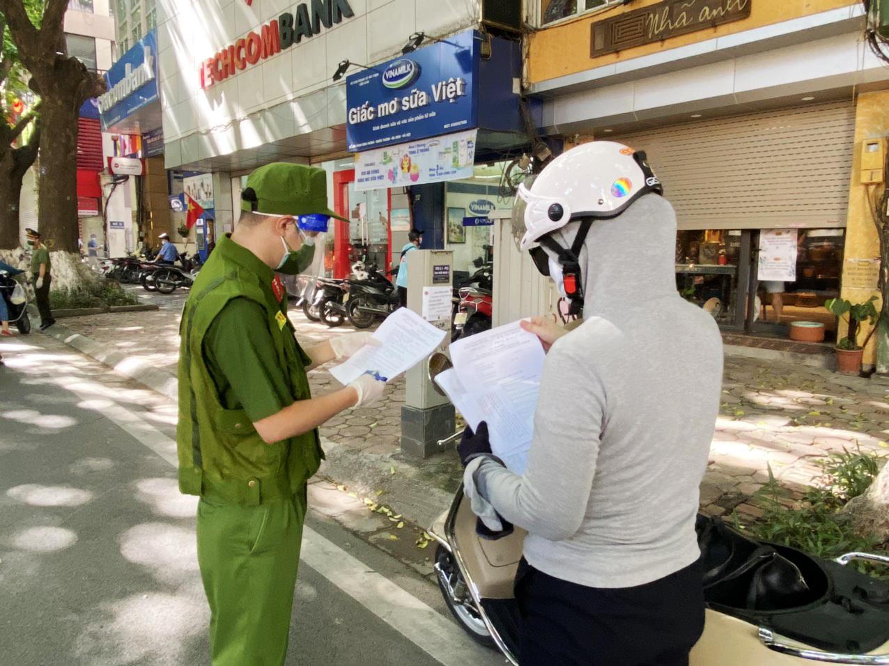 Doanh nghiệp tư nhân có dấu hiệu 'lạm dụng' cấp tràn lan giấy đi đường