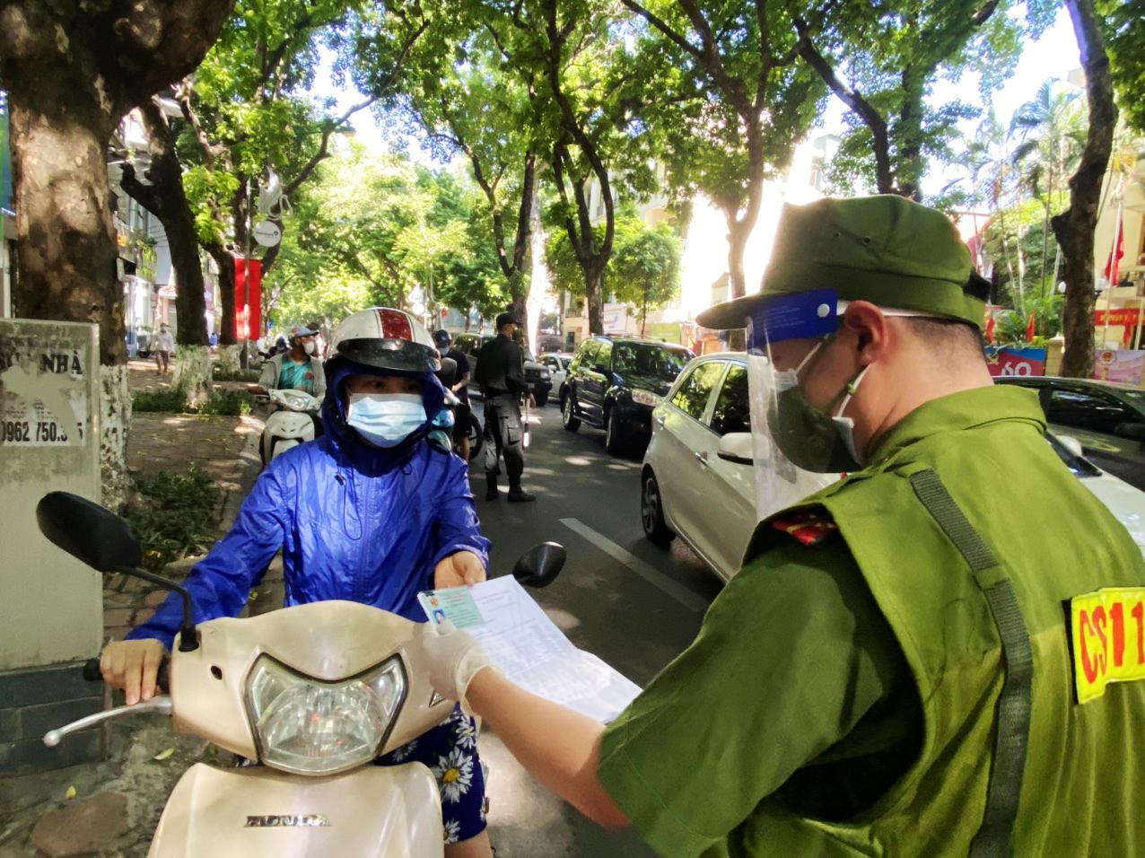 Doanh nghiệp tư nhân có dấu hiệu 'lạm dụng' cấp tràn lan giấy đi đường