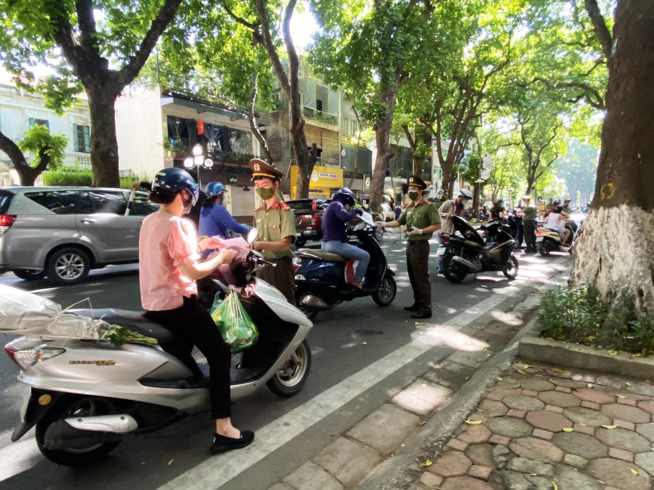 Doanh nghiệp tư nhân có dấu hiệu 'lạm dụng' cấp tràn lan giấy đi đường