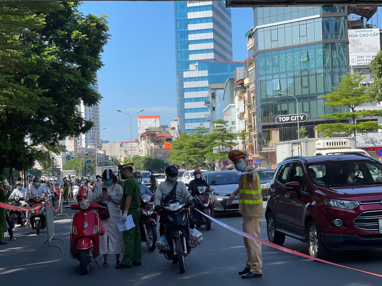 Doanh nghiệp tư nhân có dấu hiệu 'lạm dụng' cấp tràn lan giấy đi đường