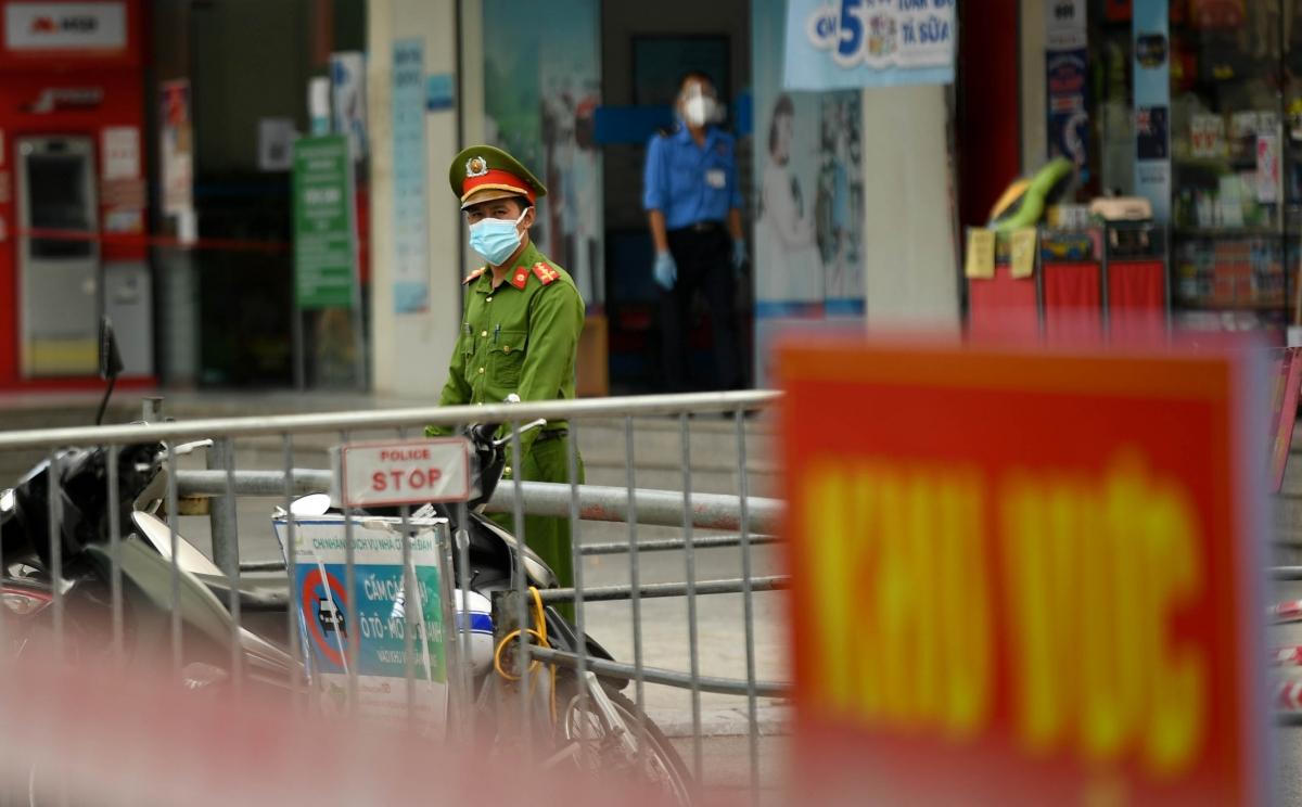 Hình ảnh chung cư HH4C Linh Đàm phong tỏa chống dịch COVID -19 