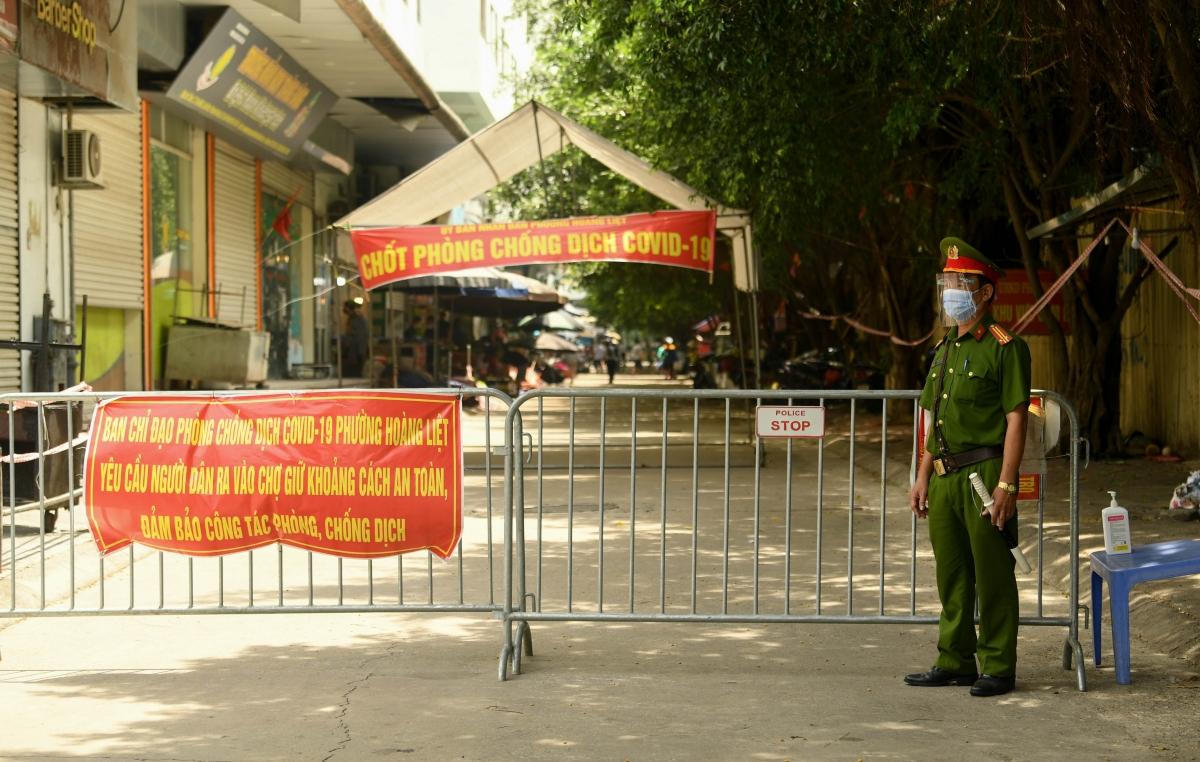 Hình ảnh chung cư HH4C Linh Đàm phong tỏa chống dịch COVID -19 