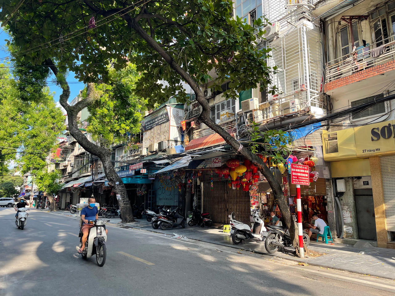 Dịp Rằm tháng 7 người dân phố vàng mã Hà Nội 'chỉ muốn khóc'