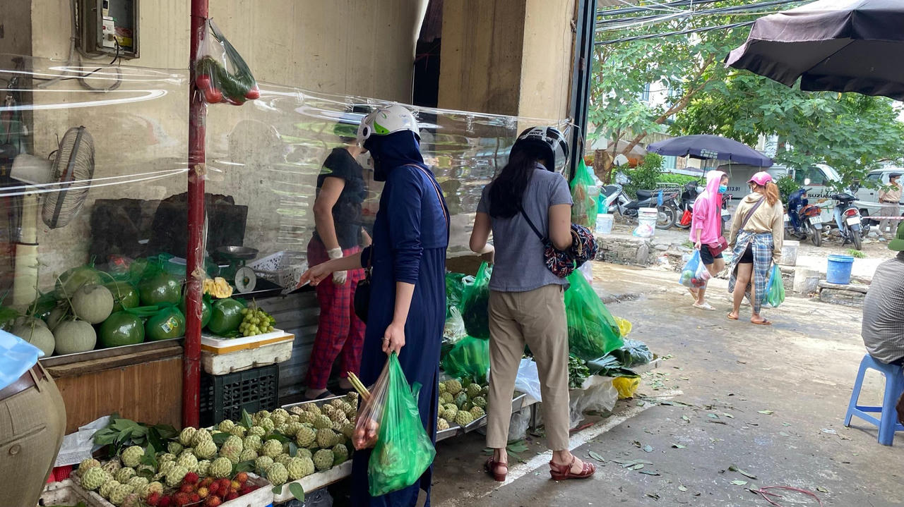 Rằm tháng 7 mùa dịch người dân Hà Nội mua gì? 