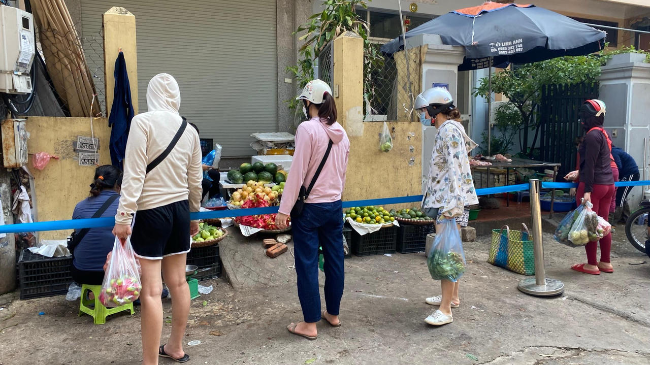 Rằm tháng 7 mùa dịch người dân Hà Nội mua gì? 