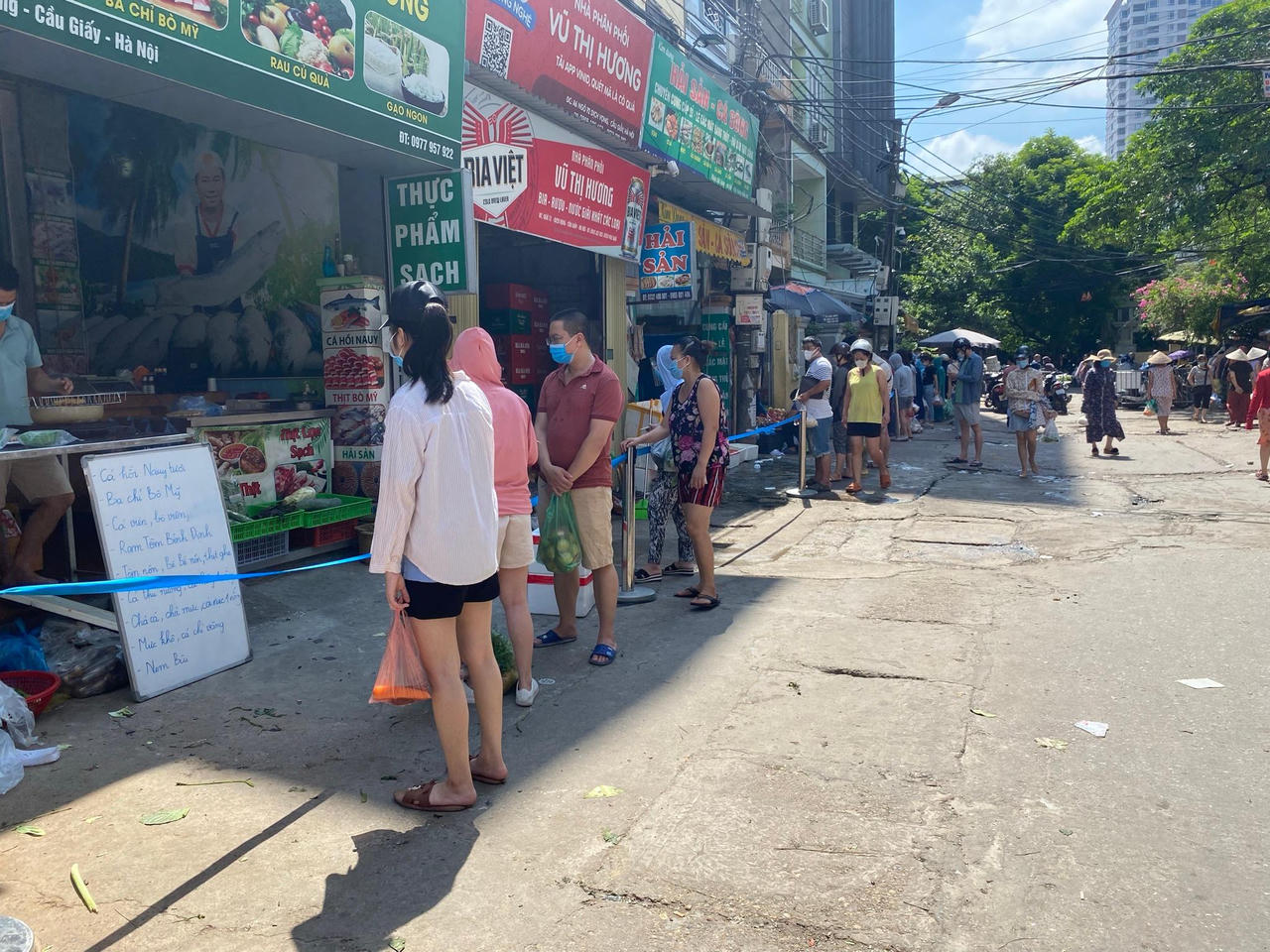Rằm tháng 7 mùa dịch người dân Hà Nội mua gì? 