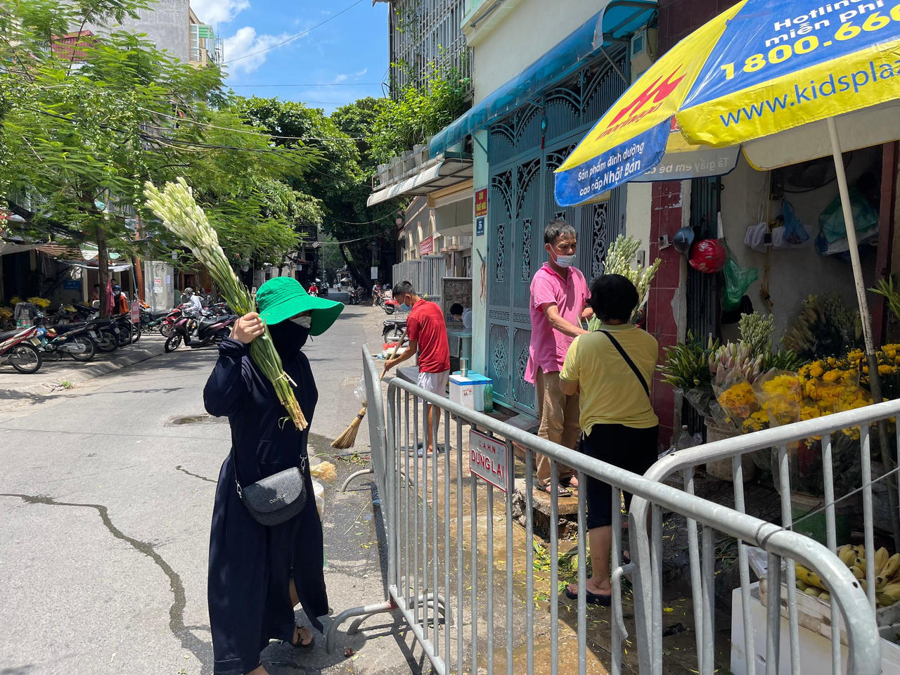 Rằm tháng 7 mùa dịch người dân Hà Nội mua gì? 