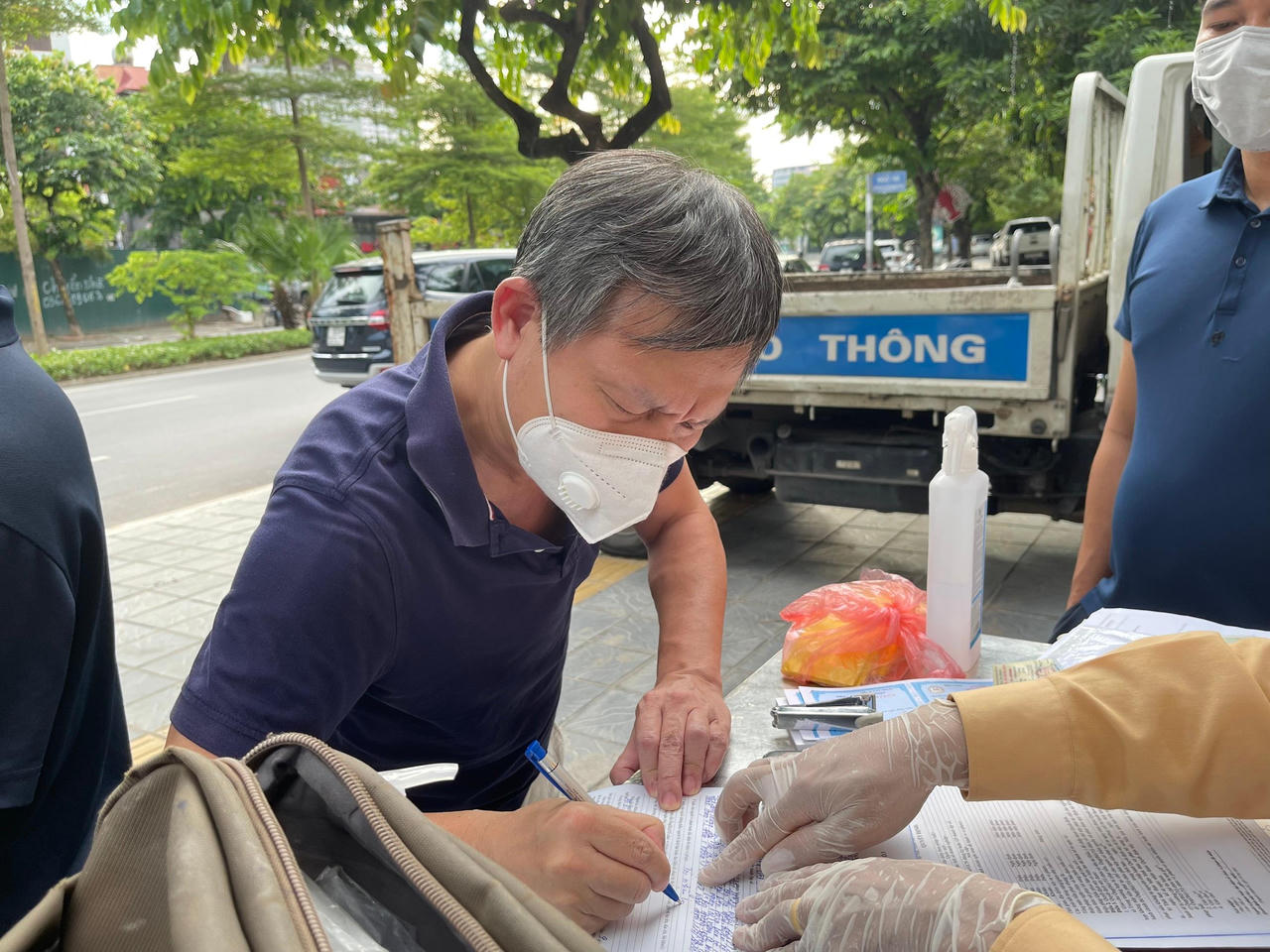 Tổ công tác "đặc biệt" xử lý nhiều trường hợp đến nhà người thân ăn “cỗ” 