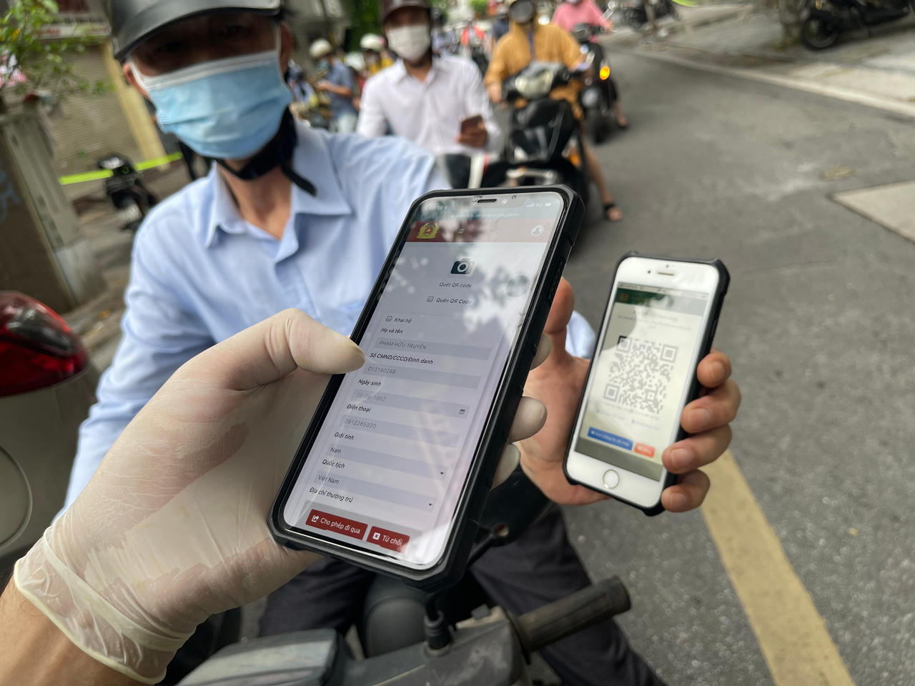 Người dân Hà Nội đứng tràn ra đường, lúng túng khai báo di biến động dân cư