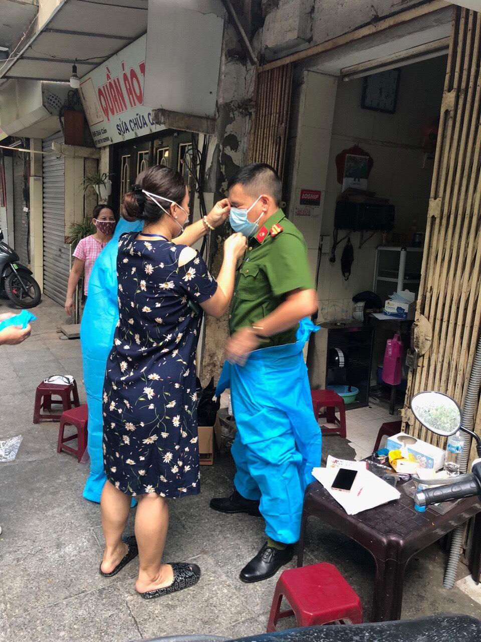 Xúc động cảnh Phó trưởng Công an phường Đội Cấn cõng cụ bà già yếu lên xe đi cách ly