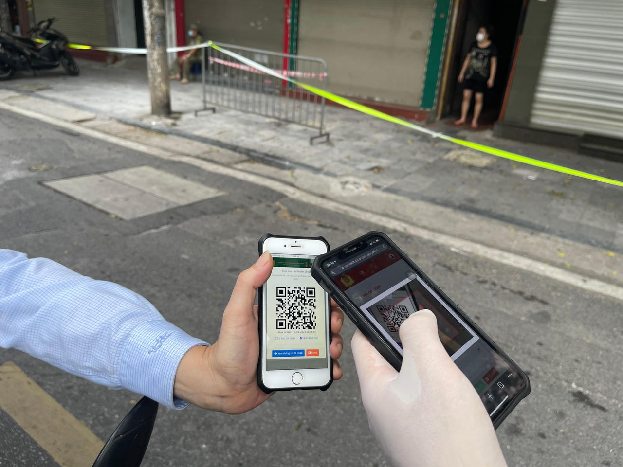 Người dân Hà Nội đứng tràn ra đường, lúng túng khai báo di biến động dân cư