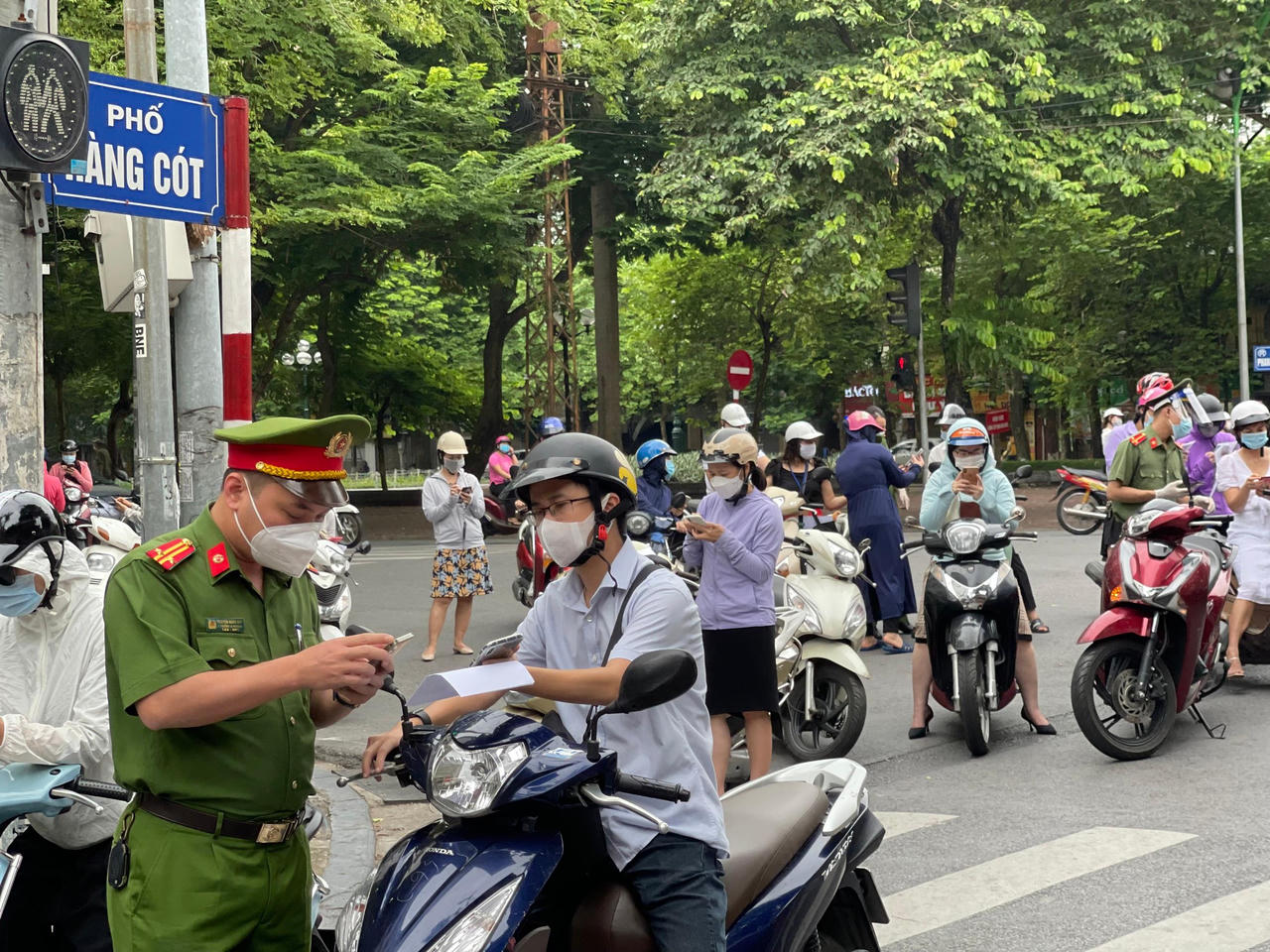 Người dân Hà Nội đứng tràn ra đường, lúng túng khai báo di biến động dân cư
