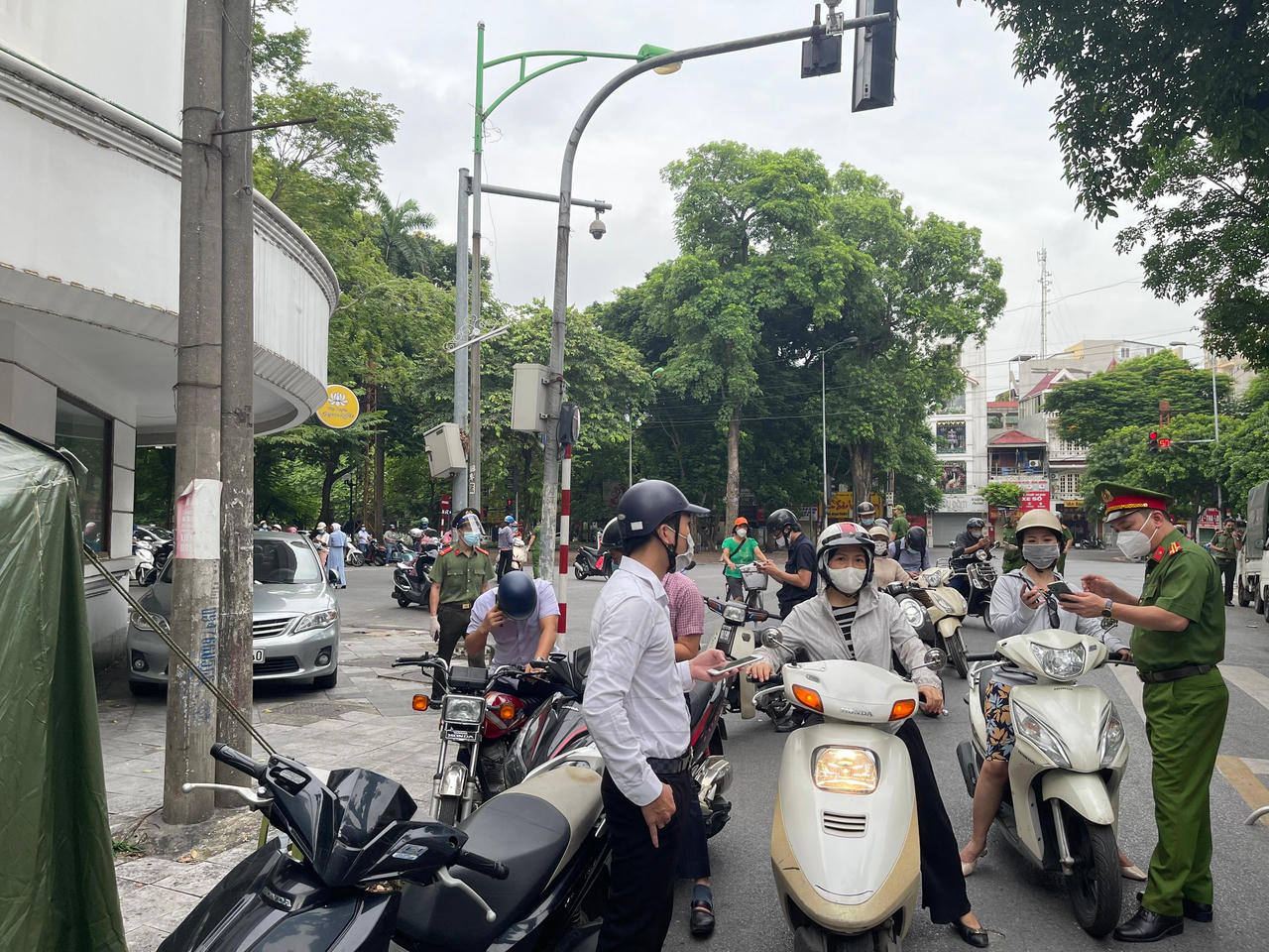 Người dân Hà Nội đứng tràn ra đường, lúng túng khai báo di biến động dân cư