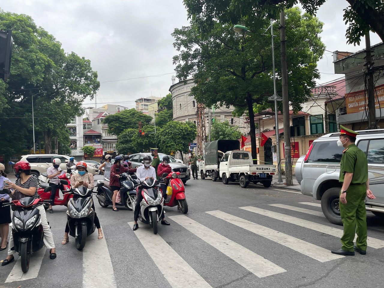 Người dân Hà Nội đứng tràn ra đường, lúng túng khai báo di biến động dân cư