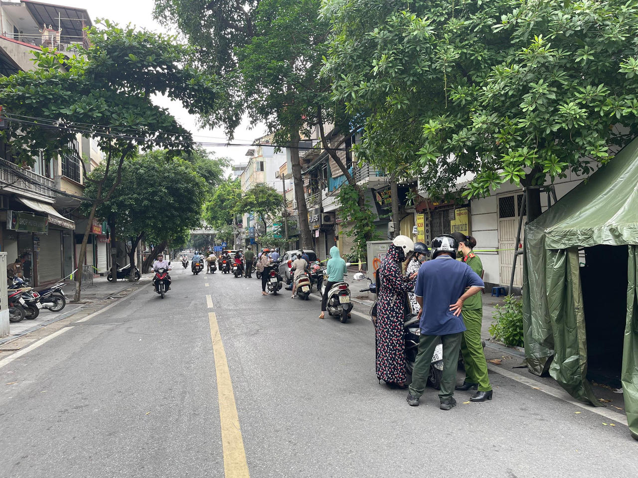 Người dân Hà Nội đứng tràn ra đường, lúng túng khai báo di biến động dân cư