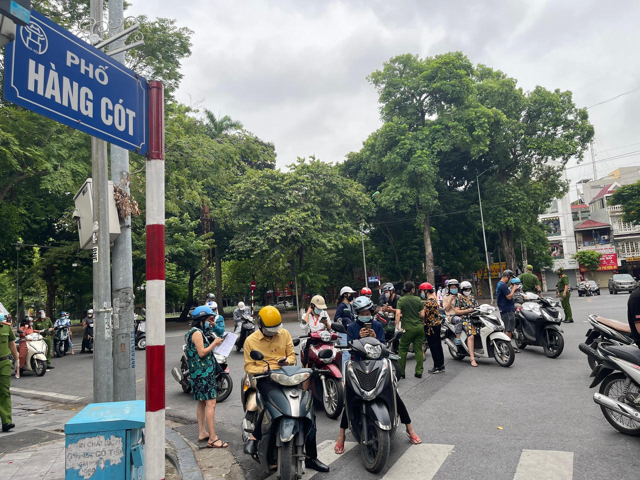 Người dân Hà Nội đứng tràn ra đường, lúng túng khai báo di biến động dân cư