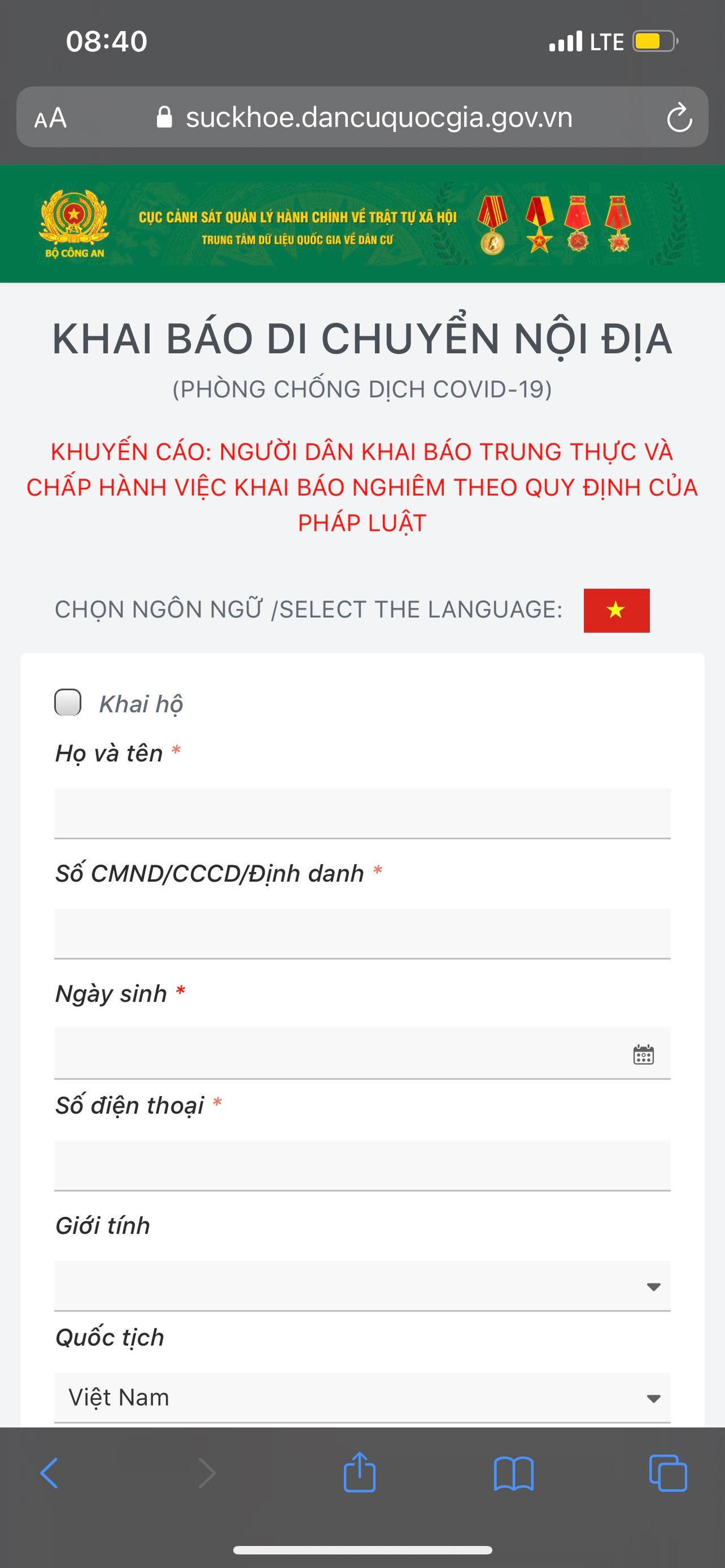 Người dân Hà Nội đứng tràn ra đường, lúng túng khai báo di biến động dân cư