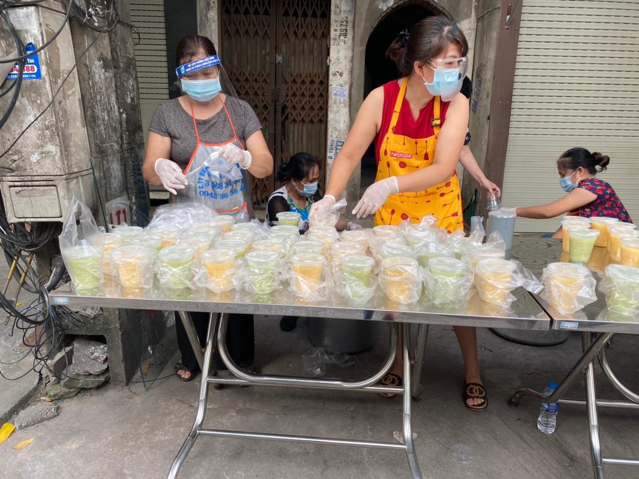 Bữa sáng 0 đồng thấm đượm tình làng nghĩa xóm giữa Hà Nội