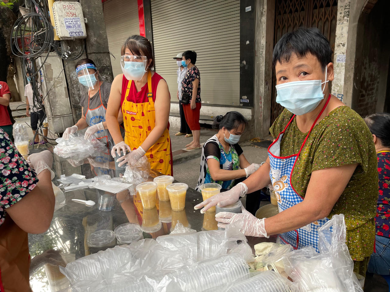 Bữa sáng 0 đồng thấm đượm tình làng nghĩa xóm giữa Hà Nội