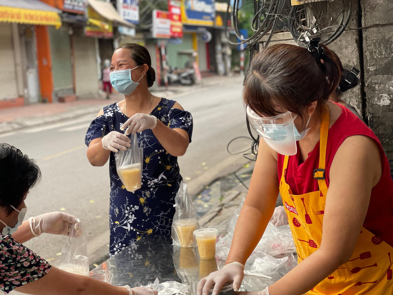 Bữa sáng 0 đồng thấm đượm tình làng nghĩa xóm giữa Hà Nội