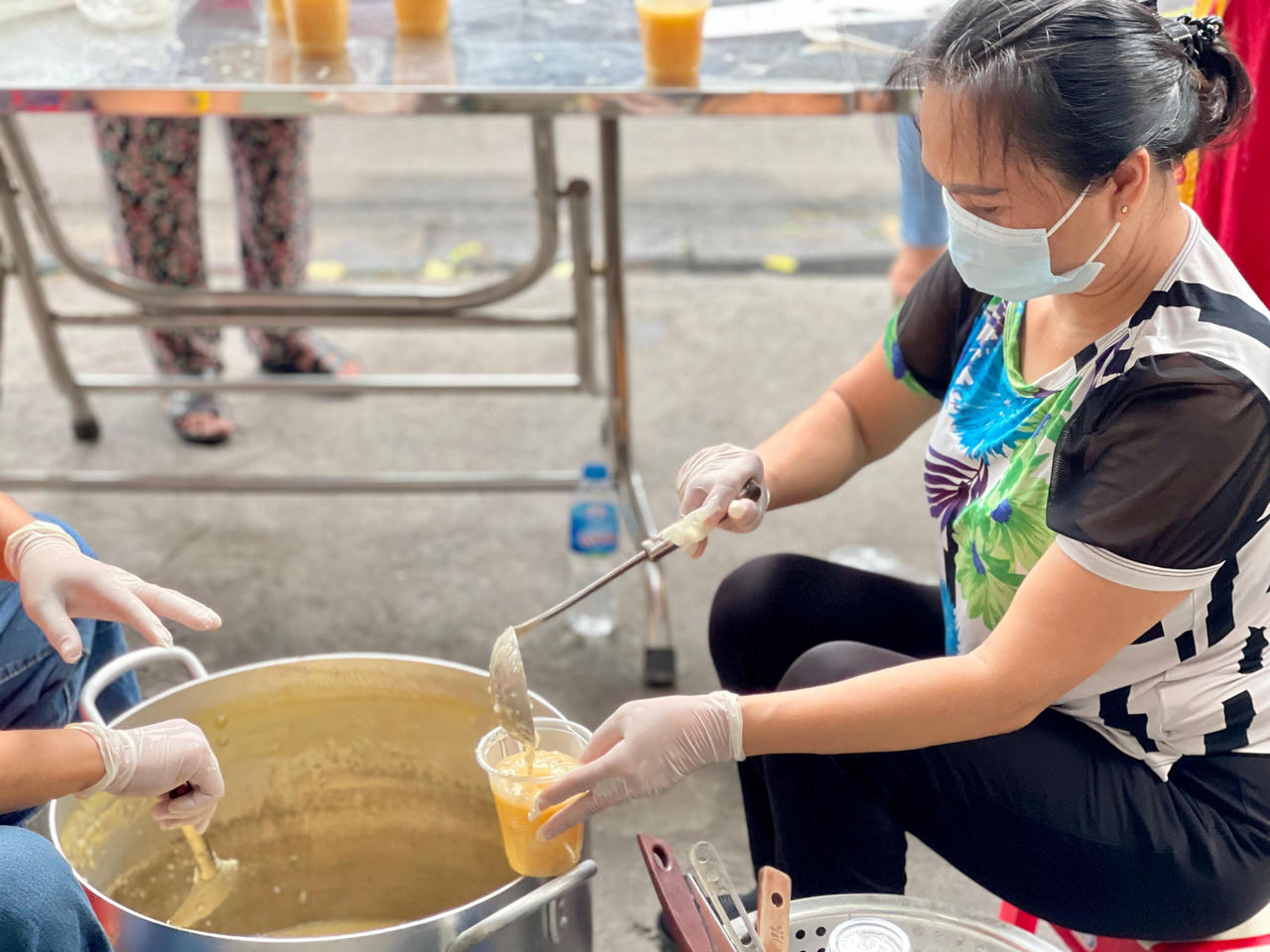 Bữa sáng 0 đồng thấm đượm tình làng nghĩa xóm giữa Hà Nội