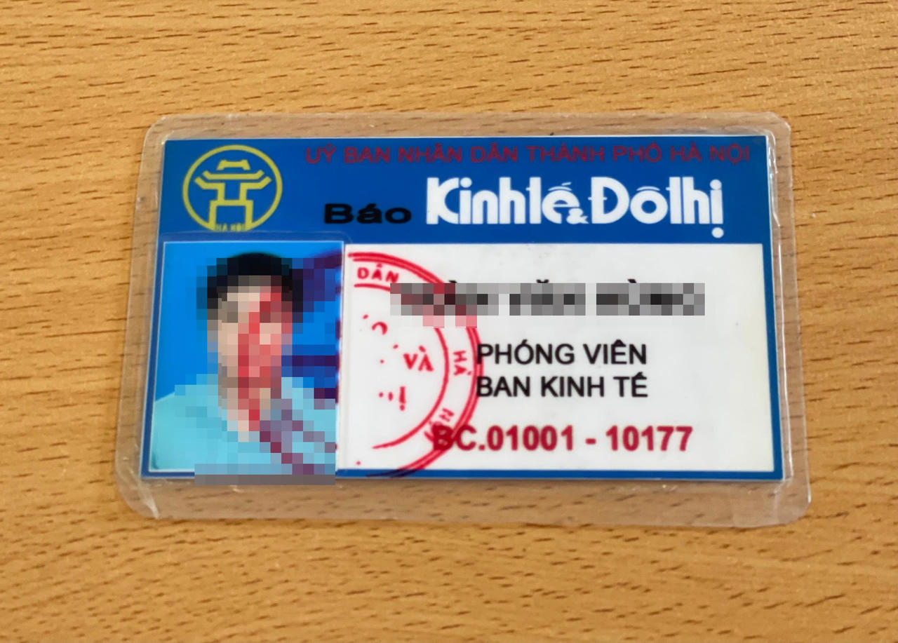 Kiểm tra giấy đi đường, phát hiện thanh niên dùng thẻ ra vào cơ quan báo chí được mua trên mạng 