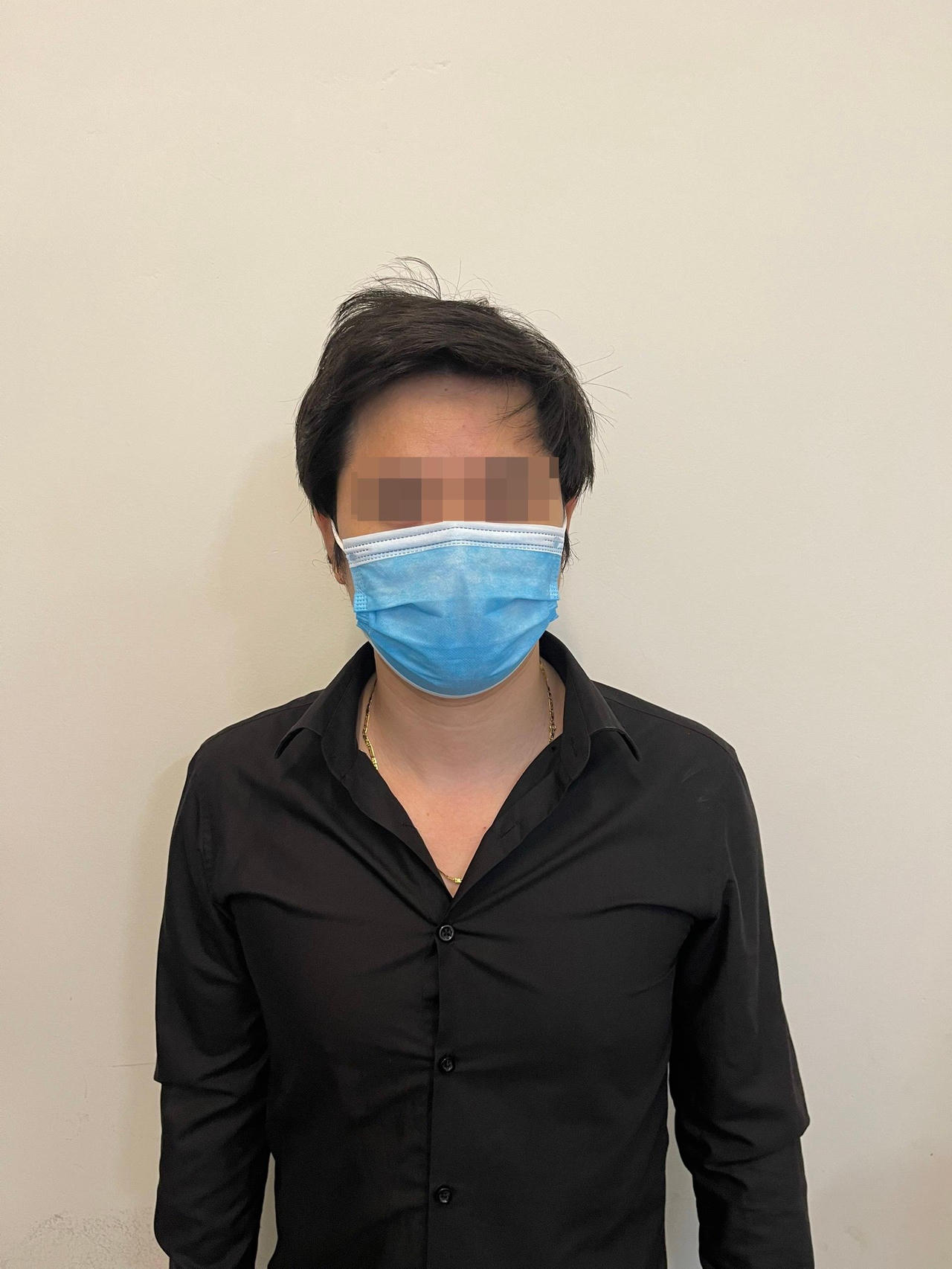 Kiểm tra giấy đi đường, phát hiện thanh niên dùng thẻ ra vào cơ quan báo chí được mua trên mạng 