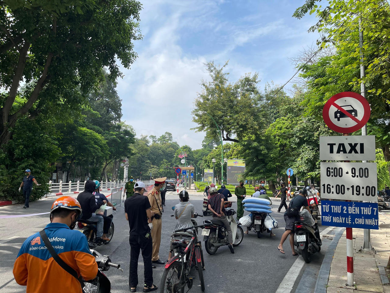 Cảnh sát tổ cơ động mạnh 'đội nắng' kiểm soát tuyến đường trọng điểm Hà Nội