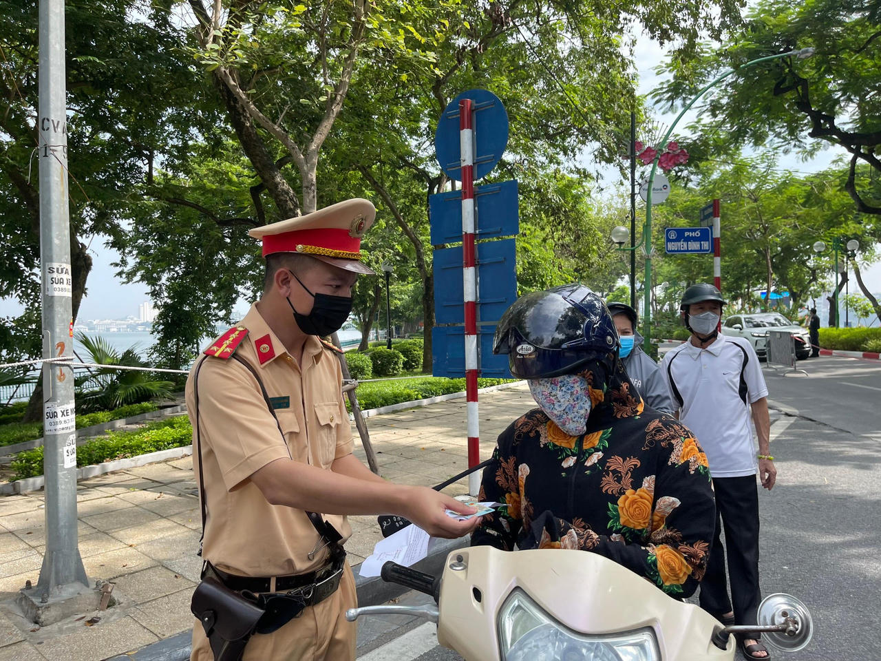 Cảnh sát tổ cơ động mạnh 'đội nắng' kiểm soát tuyến đường trọng điểm Hà Nội