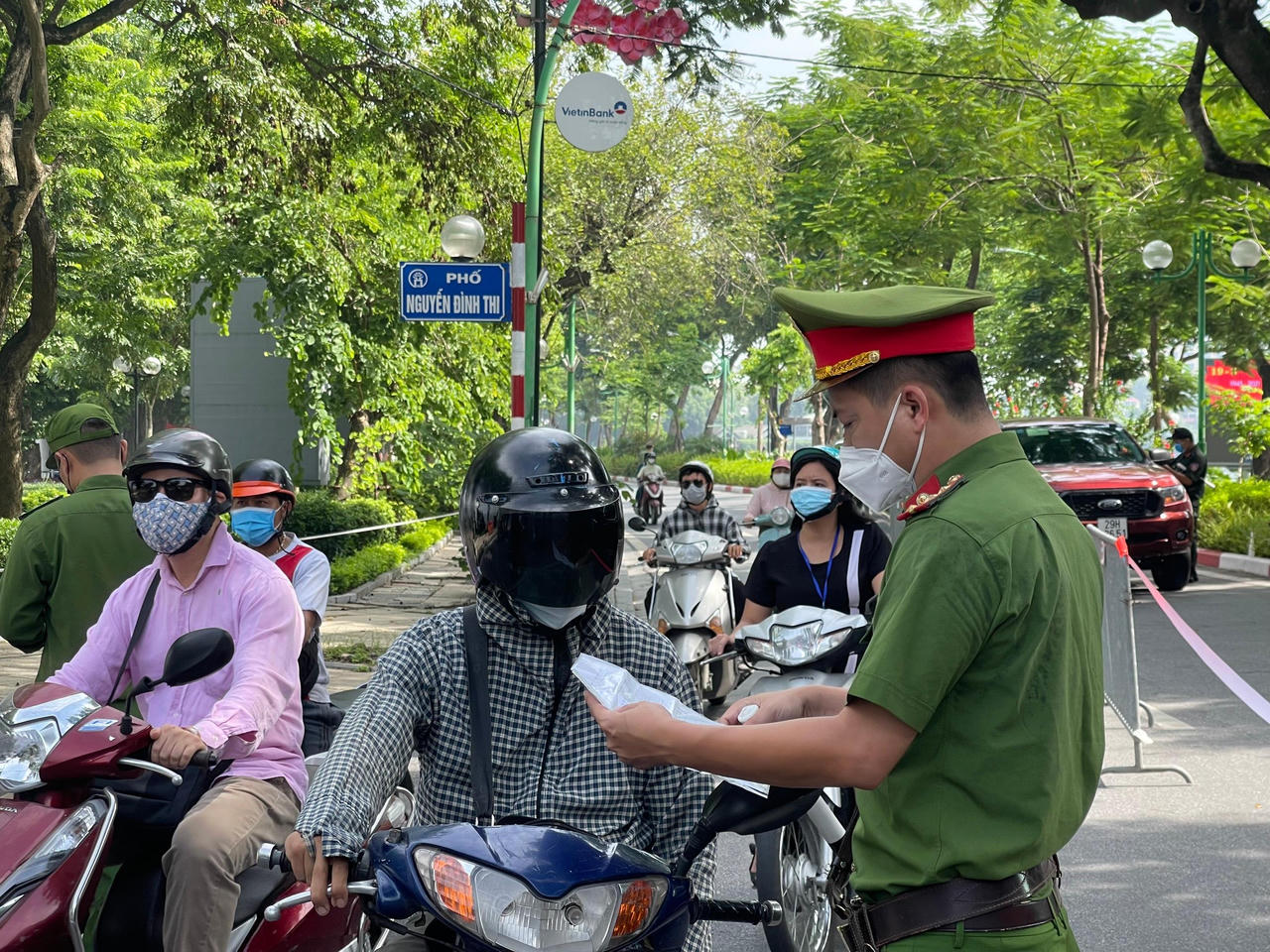 Cảnh sát tổ cơ động mạnh 'đội nắng' kiểm soát tuyến đường trọng điểm Hà Nội