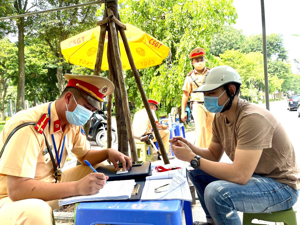 Cảnh sát tổ cơ động mạnh 'đội nắng' kiểm soát tuyến đường trọng điểm Hà Nội