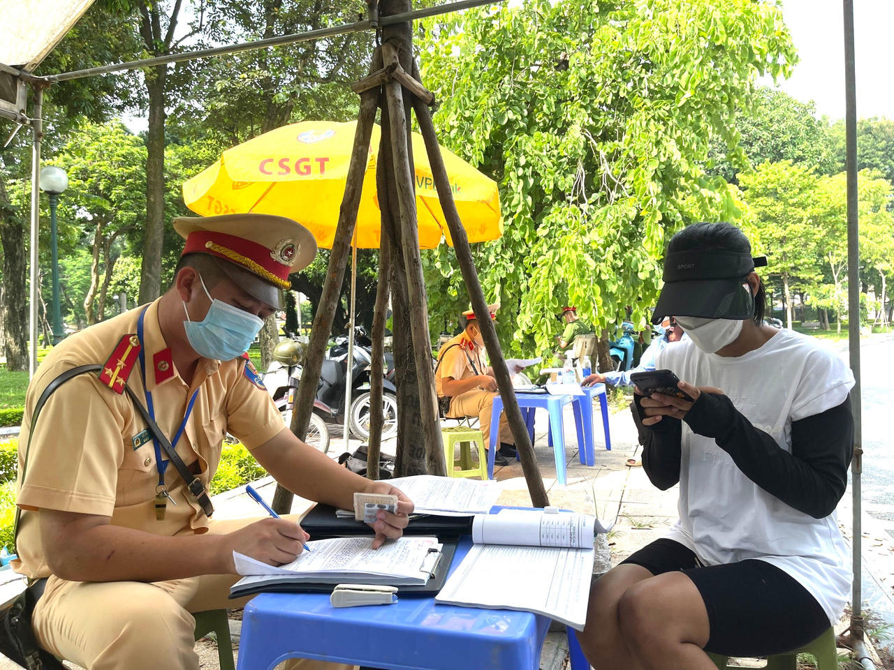 Cảnh sát tổ cơ động mạnh 'đội nắng' kiểm soát tuyến đường trọng điểm Hà Nội