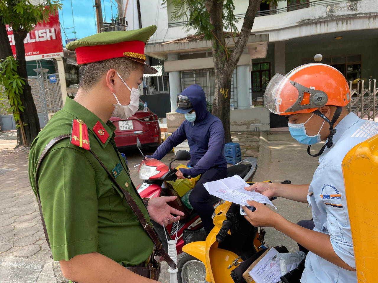 Cảnh sát tổ cơ động mạnh 'đội nắng' kiểm soát tuyến đường trọng điểm Hà Nội