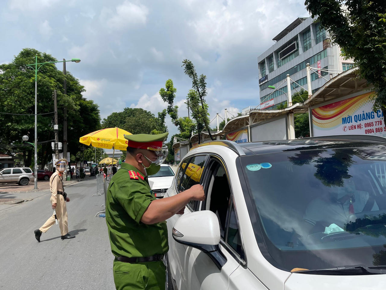 Cảnh sát tổ cơ động mạnh 'đội nắng' kiểm soát tuyến đường trọng điểm Hà Nội