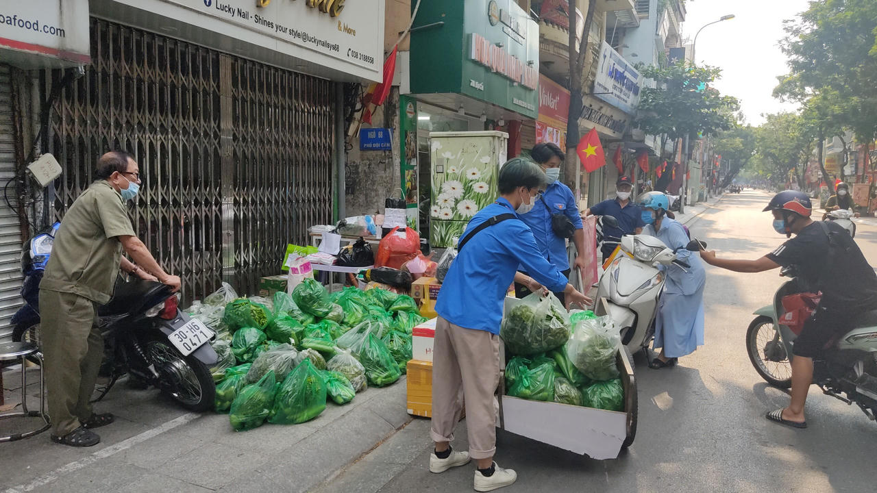 Đội 'đi chợ giúp dân' tất bật chuyển hàng tới khu vực phong toả ở Hà Nội