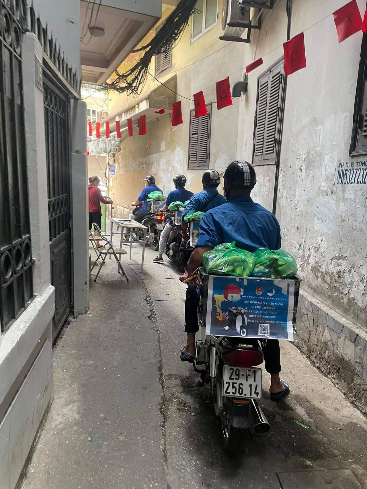 Đội 'đi chợ giúp dân' tất bật chuyển hàng tới khu vực phong toả ở Hà Nội