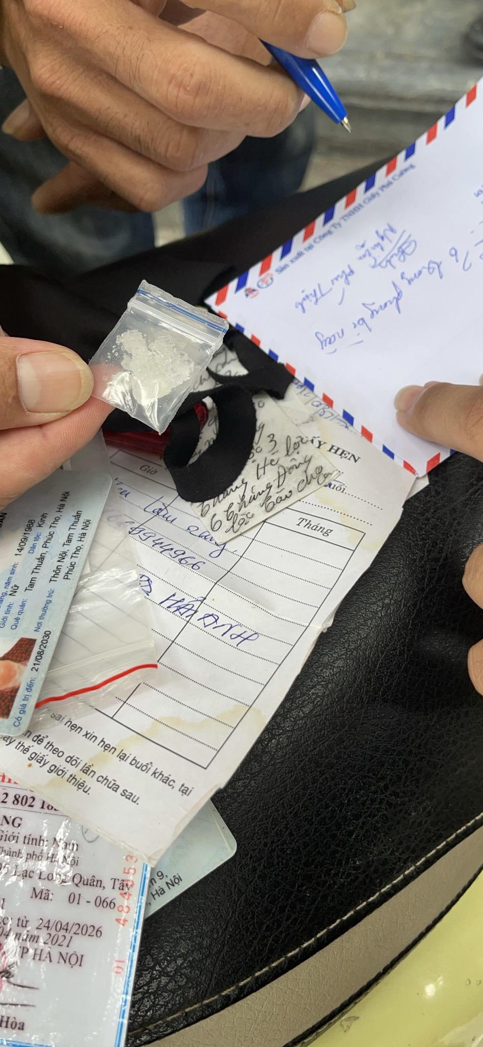 Kiểm tra giấy đi đường, phát hiện đối tượng cất giấu ma tuý đá