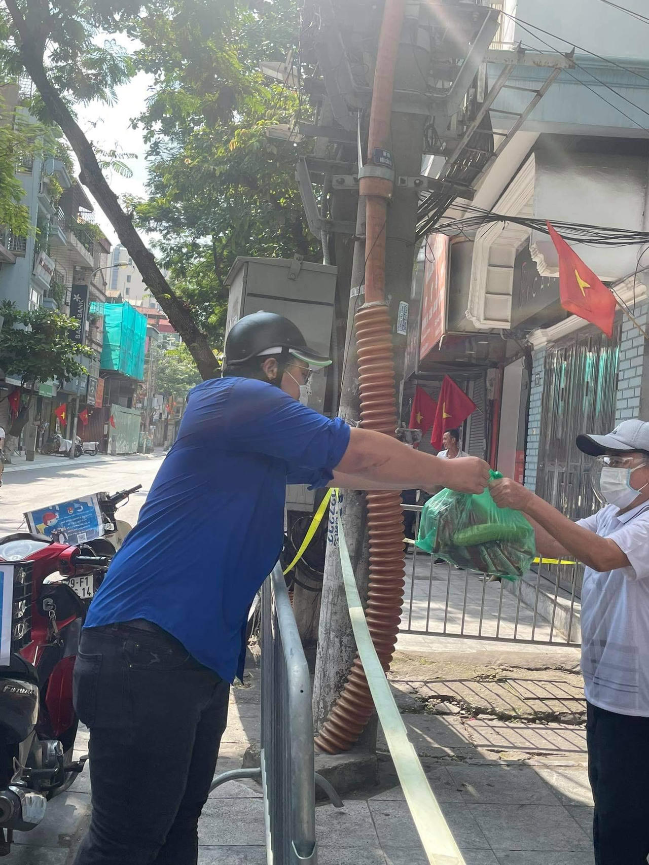 Đội 'đi chợ giúp dân' tất bật chuyển hàng tới khu vực phong toả ở Hà Nội