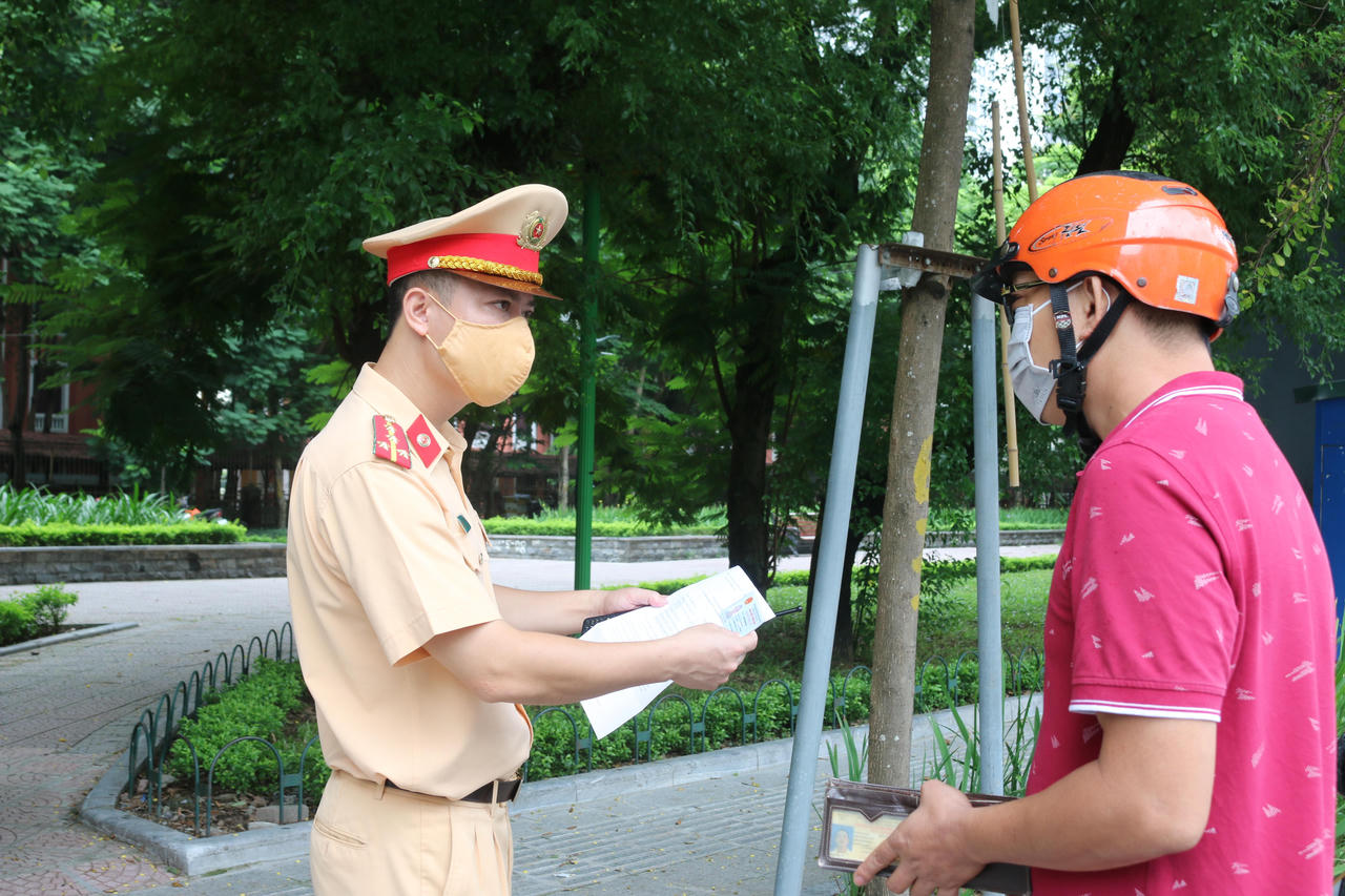 Nghỉ lễ 2/9, một số người bất đắc dĩ ra đường, Công an Hà Nội căng mình soát chặt