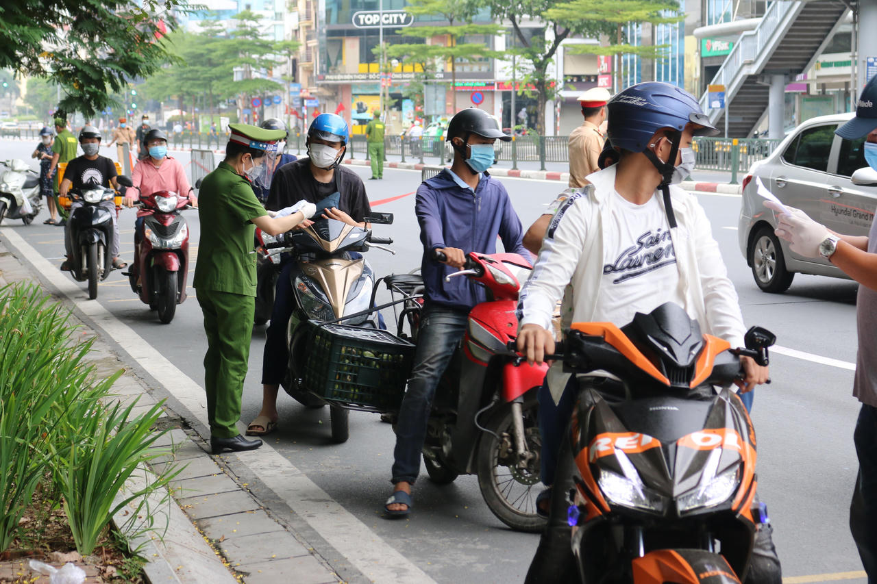 Nghỉ lễ 2/9, một số người bất đắc dĩ ra đường, Công an Hà Nội căng mình soát chặt
