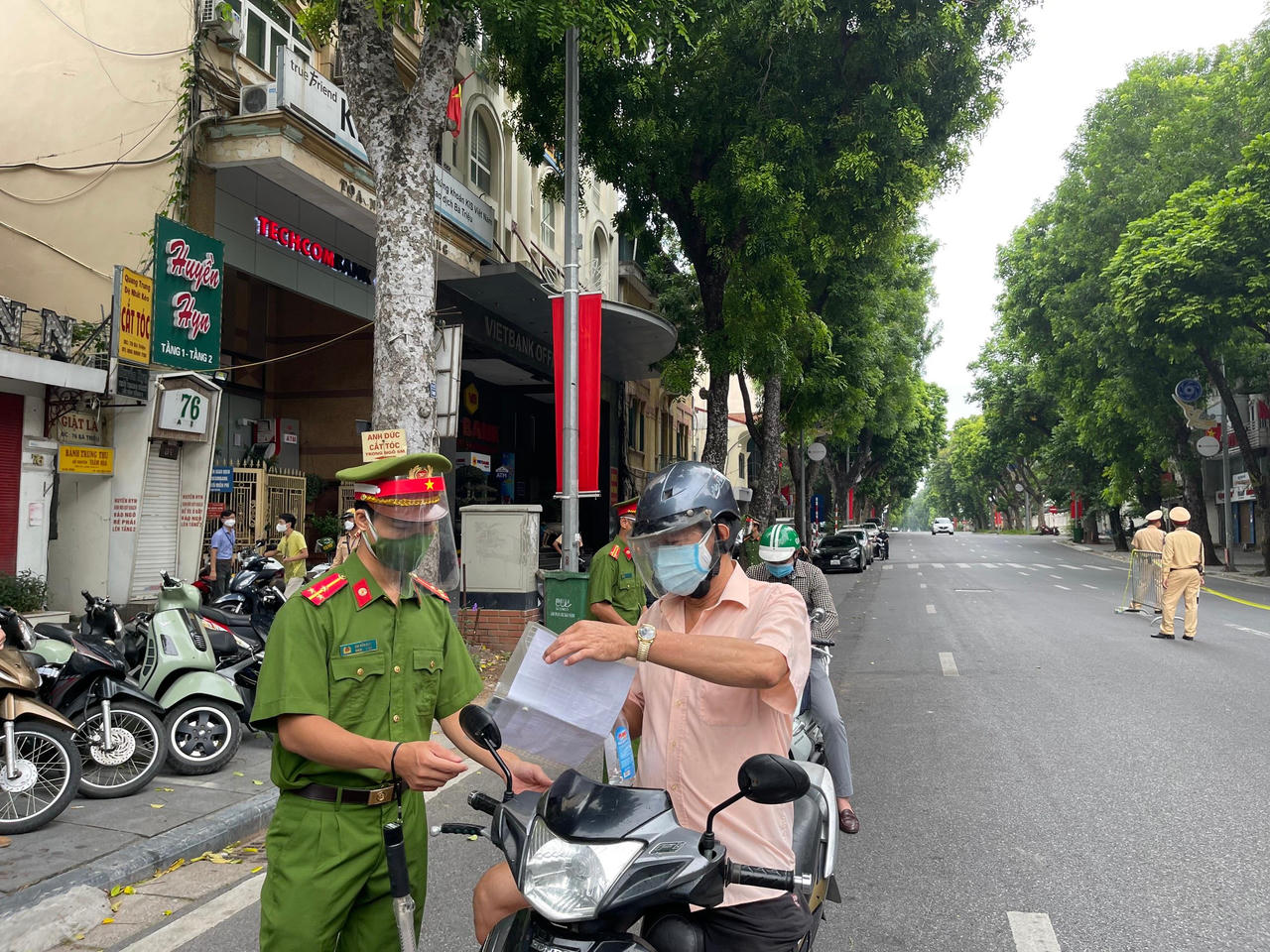 Nghỉ lễ 2/9, một số người bất đắc dĩ ra đường, Công an Hà Nội căng mình soát chặt