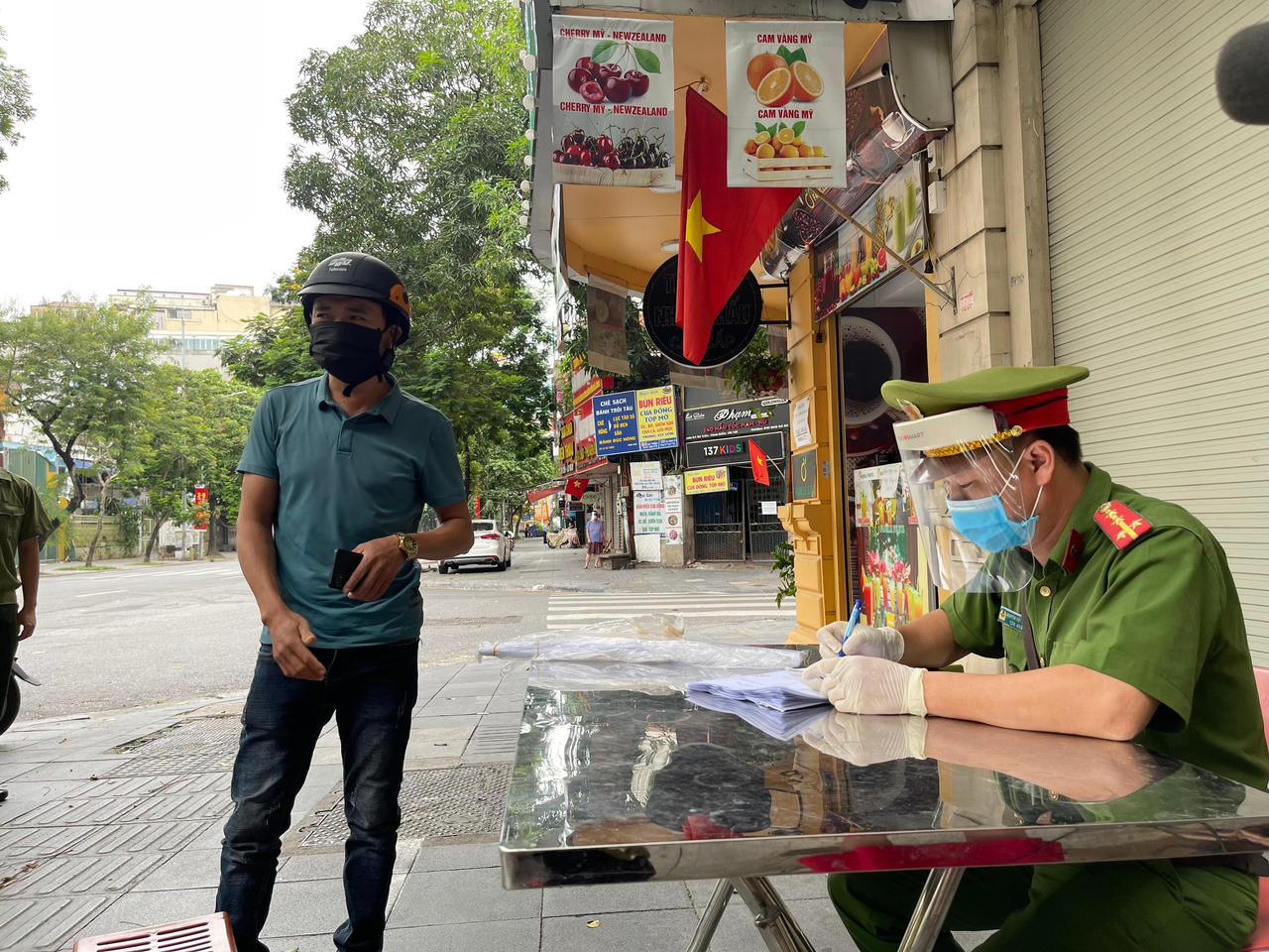 Nghỉ lễ 2/9, một số người bất đắc dĩ ra đường, Công an Hà Nội căng mình soát chặt