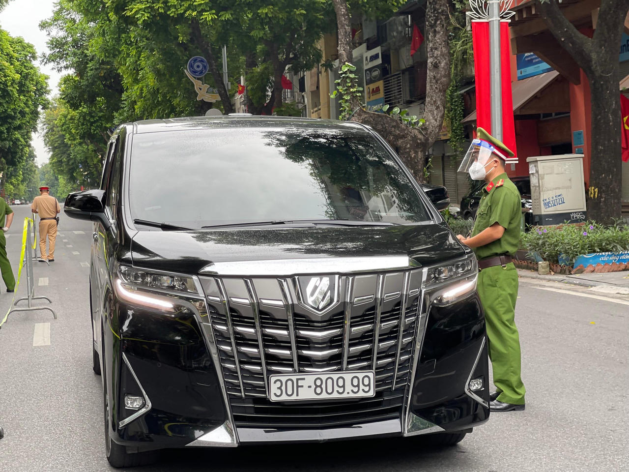 Nghỉ lễ 2/9, một số người bất đắc dĩ ra đường, Công an Hà Nội căng mình soát chặt