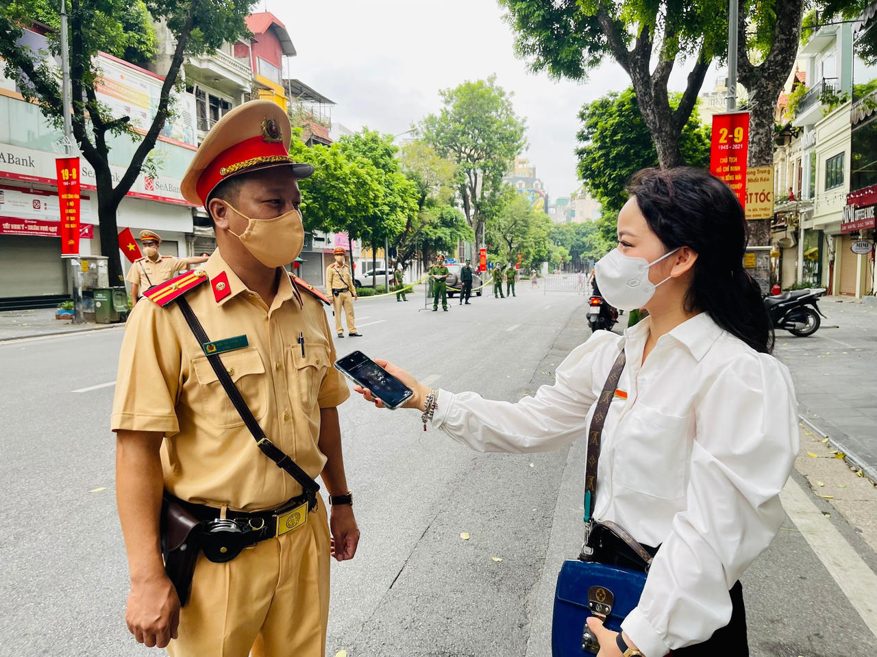 Nghỉ lễ 2/9, một số người bất đắc dĩ ra đường, Công an Hà Nội căng mình soát chặt