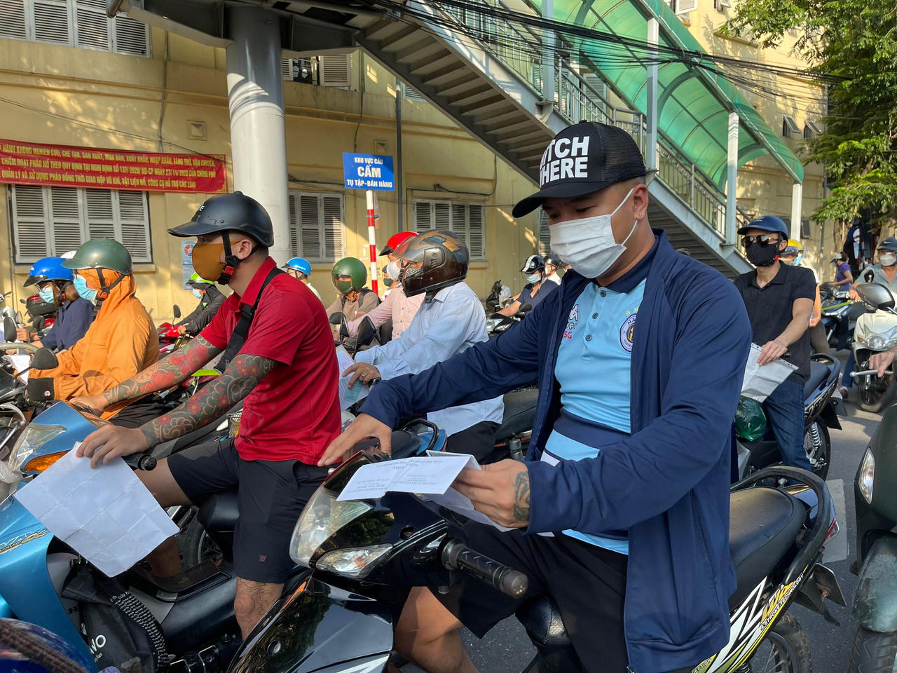 Hà Nội bắt đầu triển khai 21 chốt kiểm soát nghiêm ngặt nơi ra vào “vùng đỏ” 