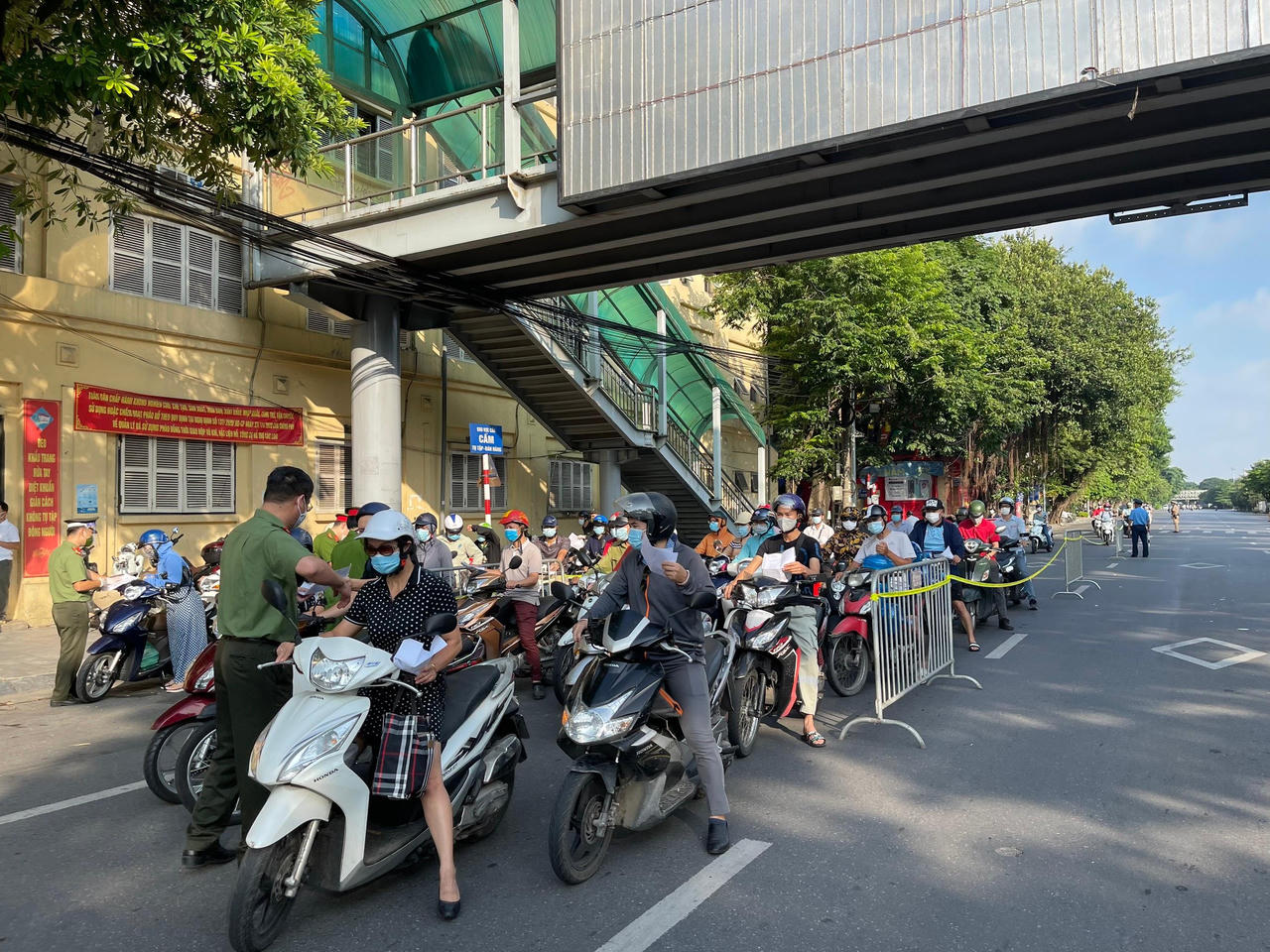 Hà Nội bắt đầu triển khai 21 chốt kiểm soát nghiêm ngặt nơi ra vào “vùng đỏ” 