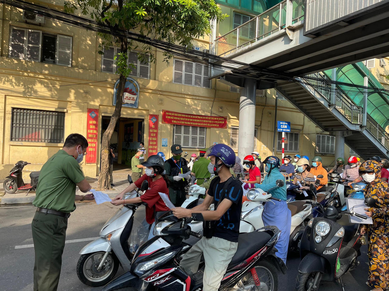 Hà Nội bắt đầu triển khai 21 chốt kiểm soát nghiêm ngặt nơi ra vào “vùng đỏ” 