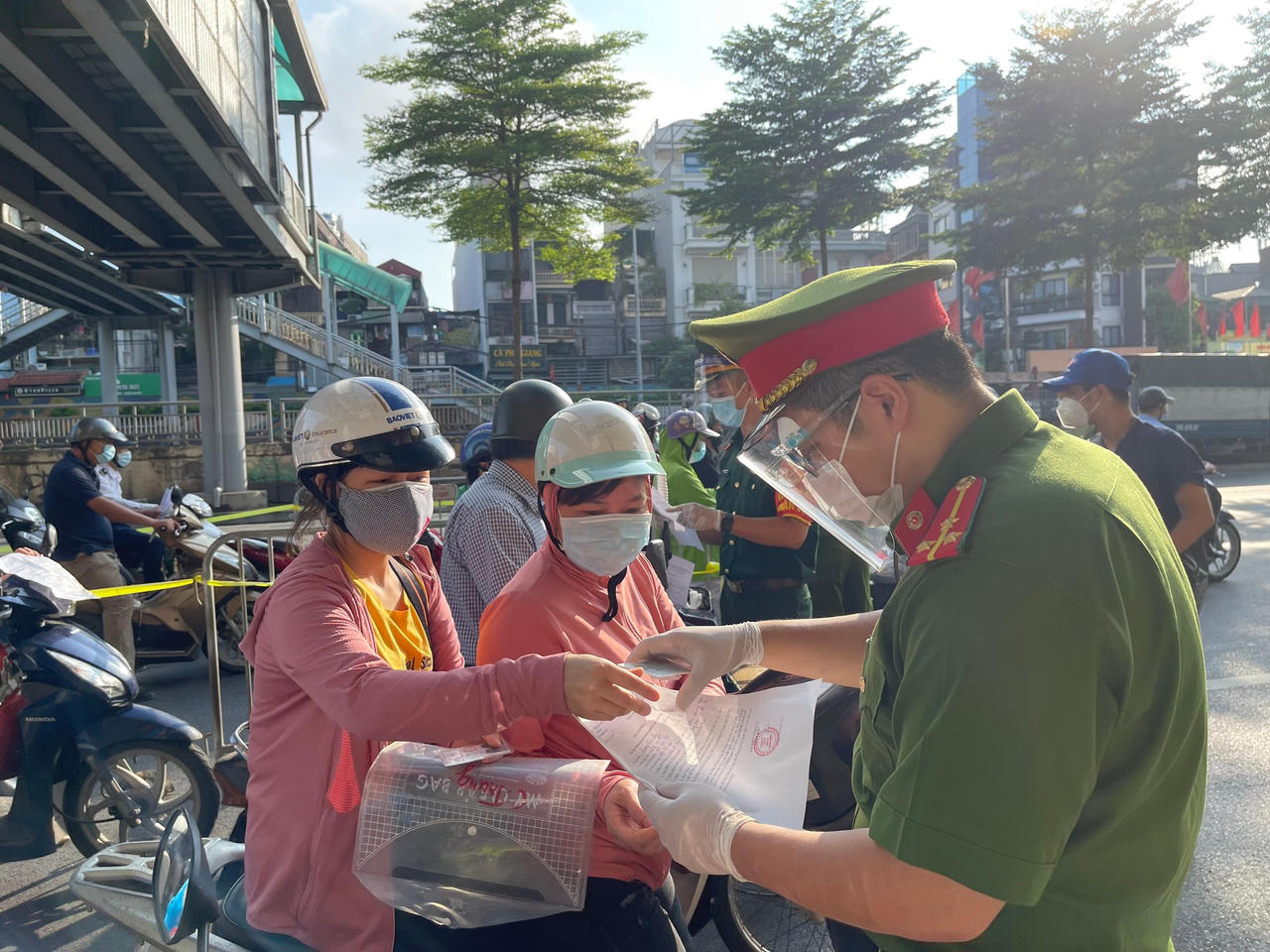 Hà Nội bắt đầu triển khai 21 chốt kiểm soát nghiêm ngặt nơi ra vào “vùng đỏ” 