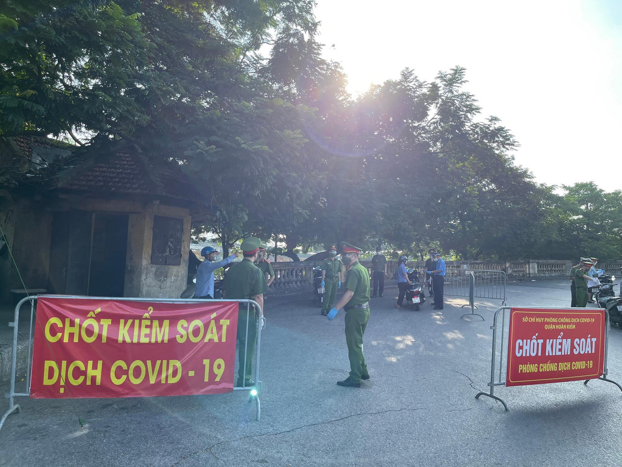 Hà Nội bắt đầu triển khai 21 chốt kiểm soát nghiêm ngặt nơi ra vào “vùng đỏ” 