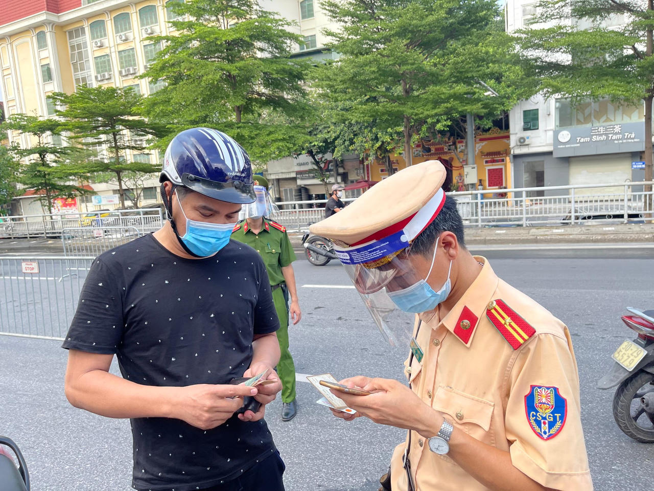 Hà Nội bắt đầu triển khai 21 chốt kiểm soát nghiêm ngặt nơi ra vào “vùng đỏ” 